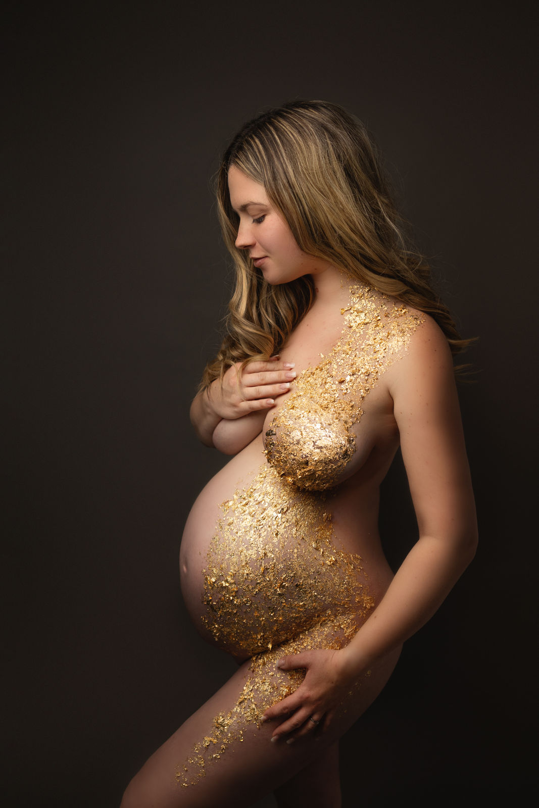 Goldenes Babybauchportrait im Studio