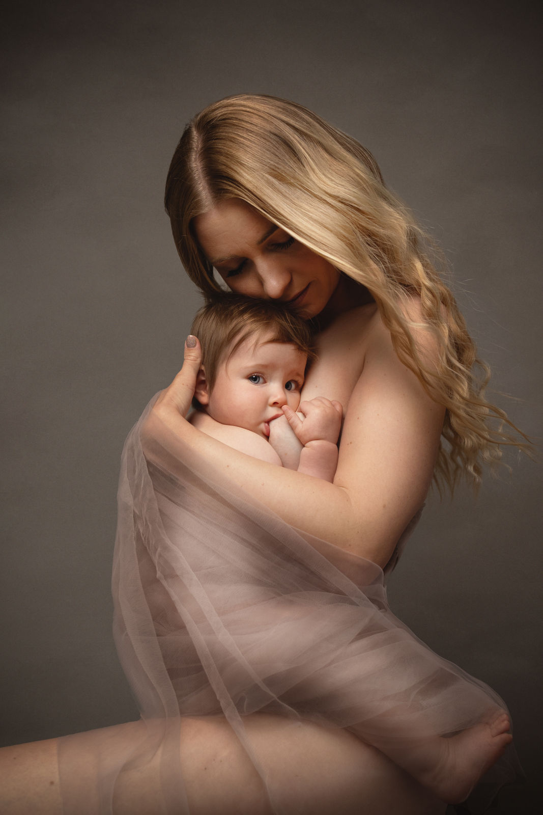 Inniges Portrait von Mutter und Neugeborenem