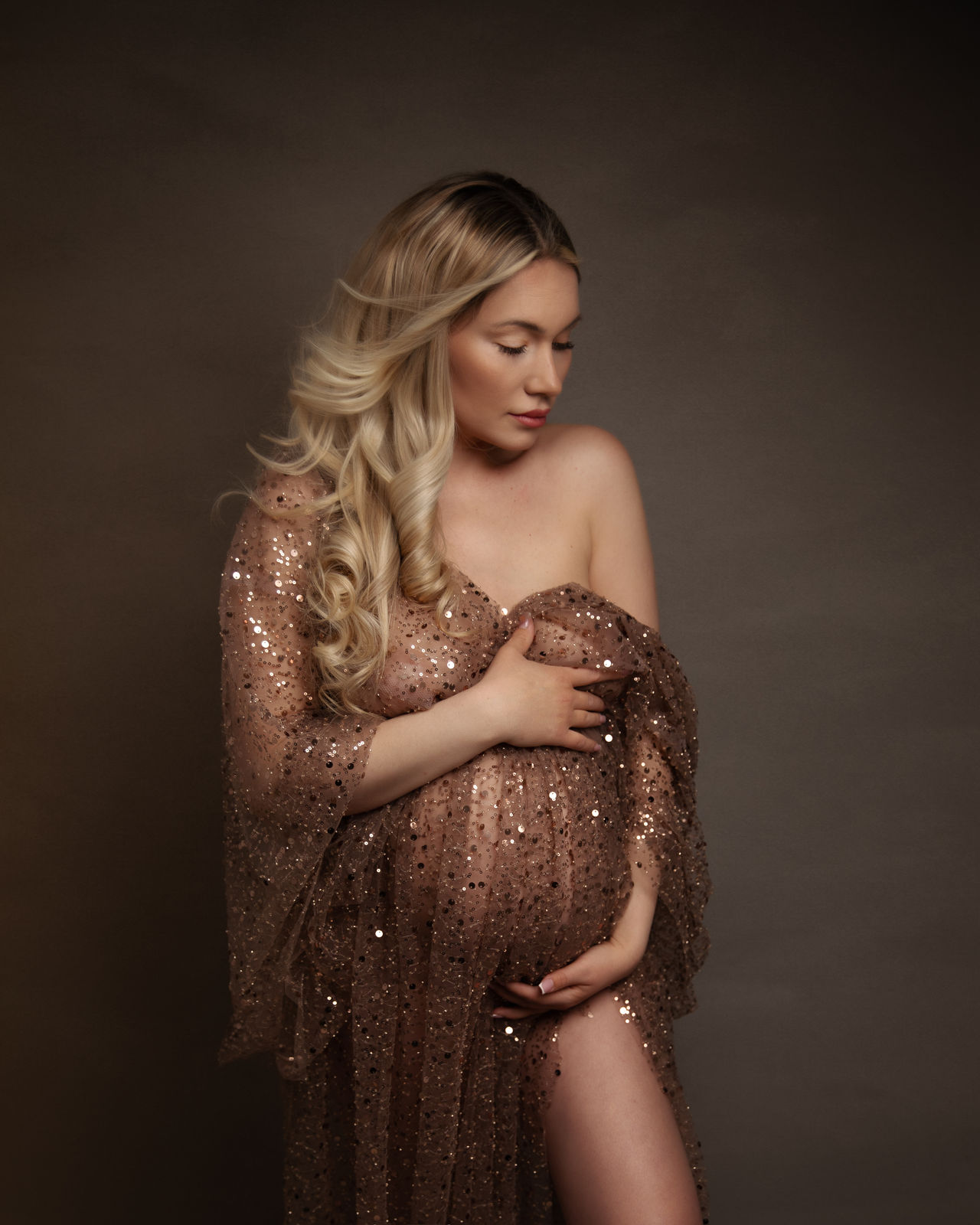 Schwangerschaftsportrait in einem glitzernden Kleid
