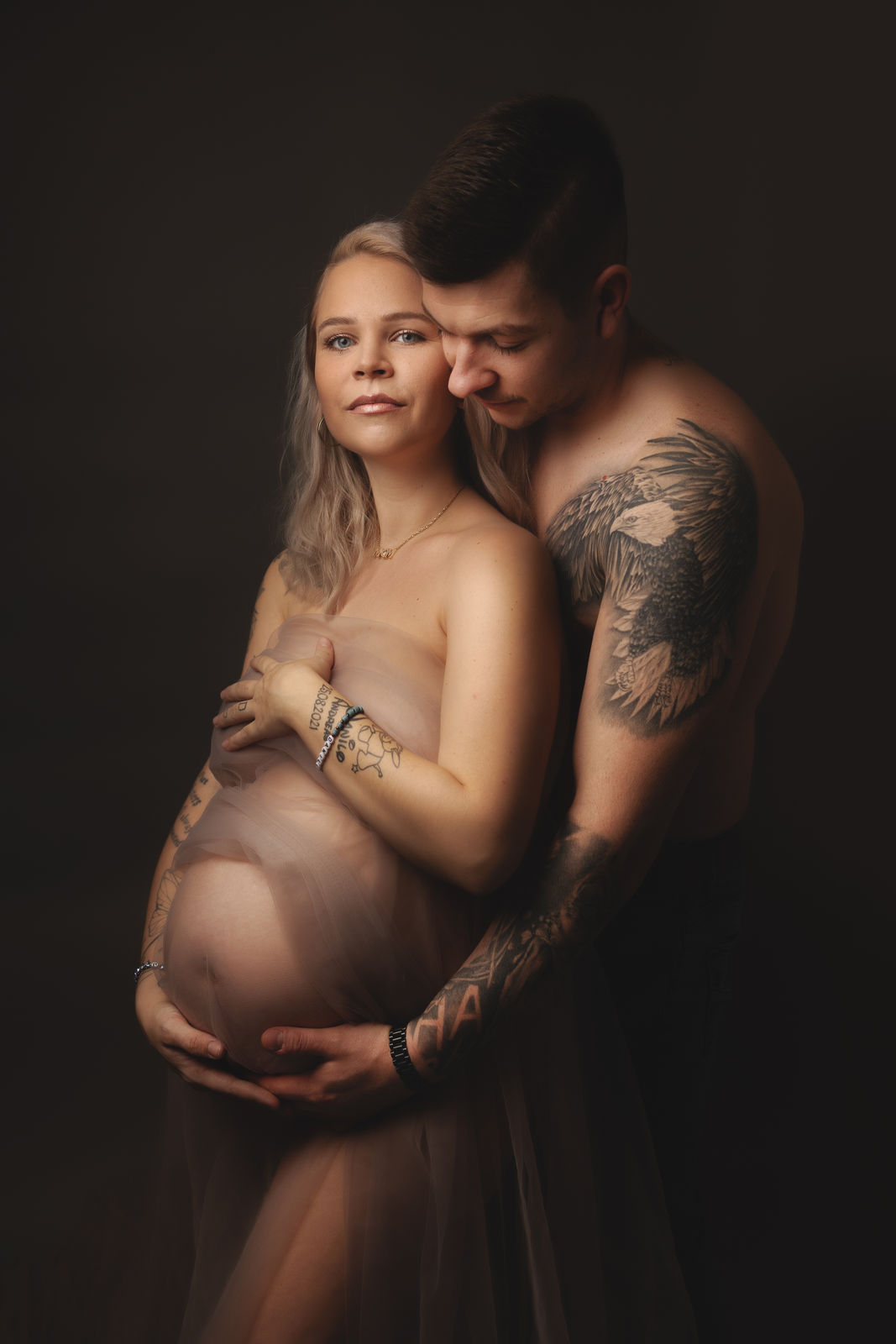 Werdende Eltern bei einem intimen Babybauchshooting