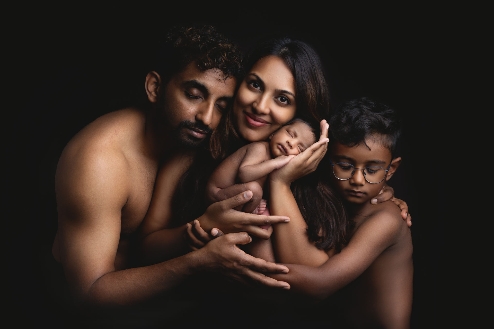Familienportrait mit einem Neugeborenen