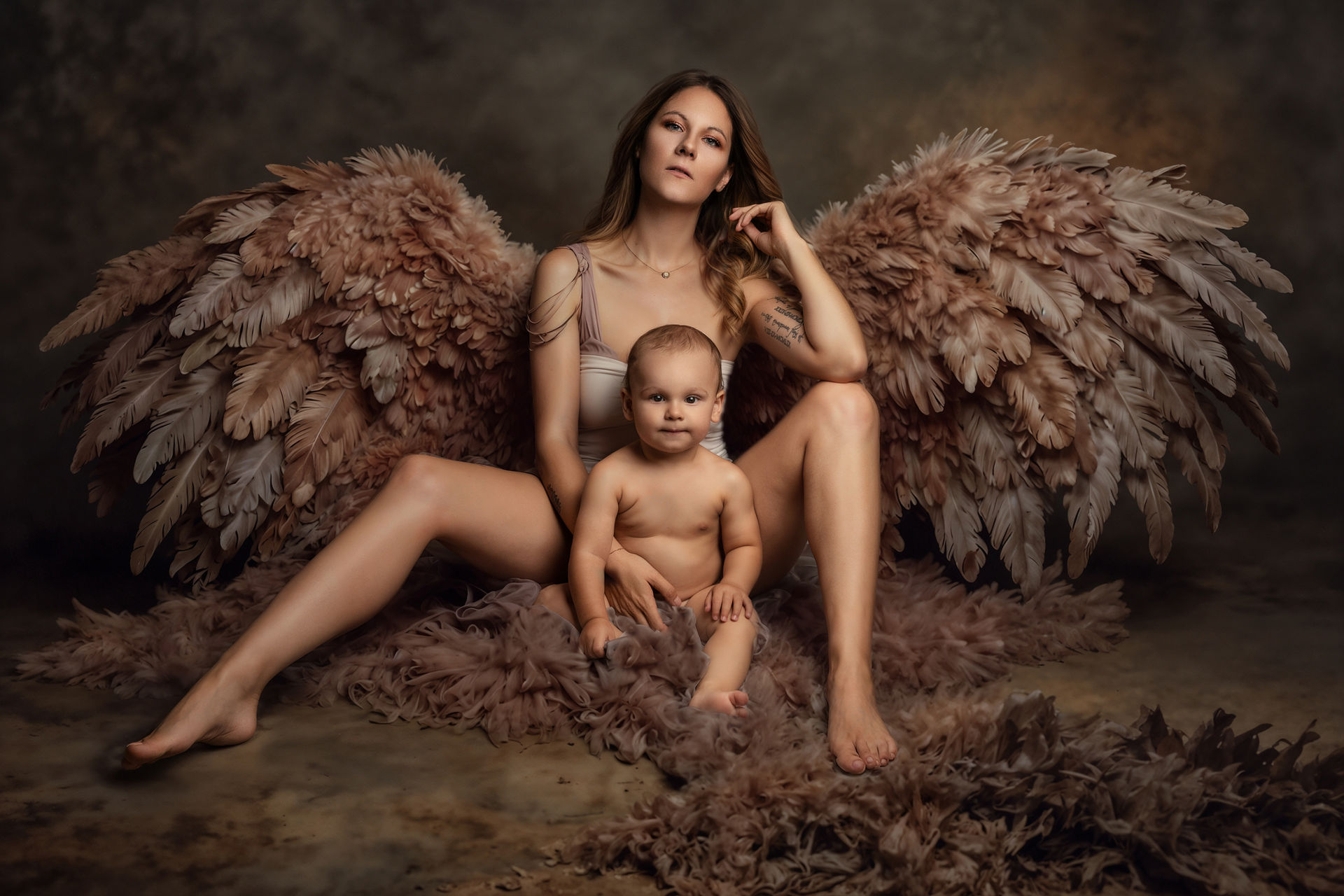 Mutter und Kind in einer fantasievollen Engelskulisse