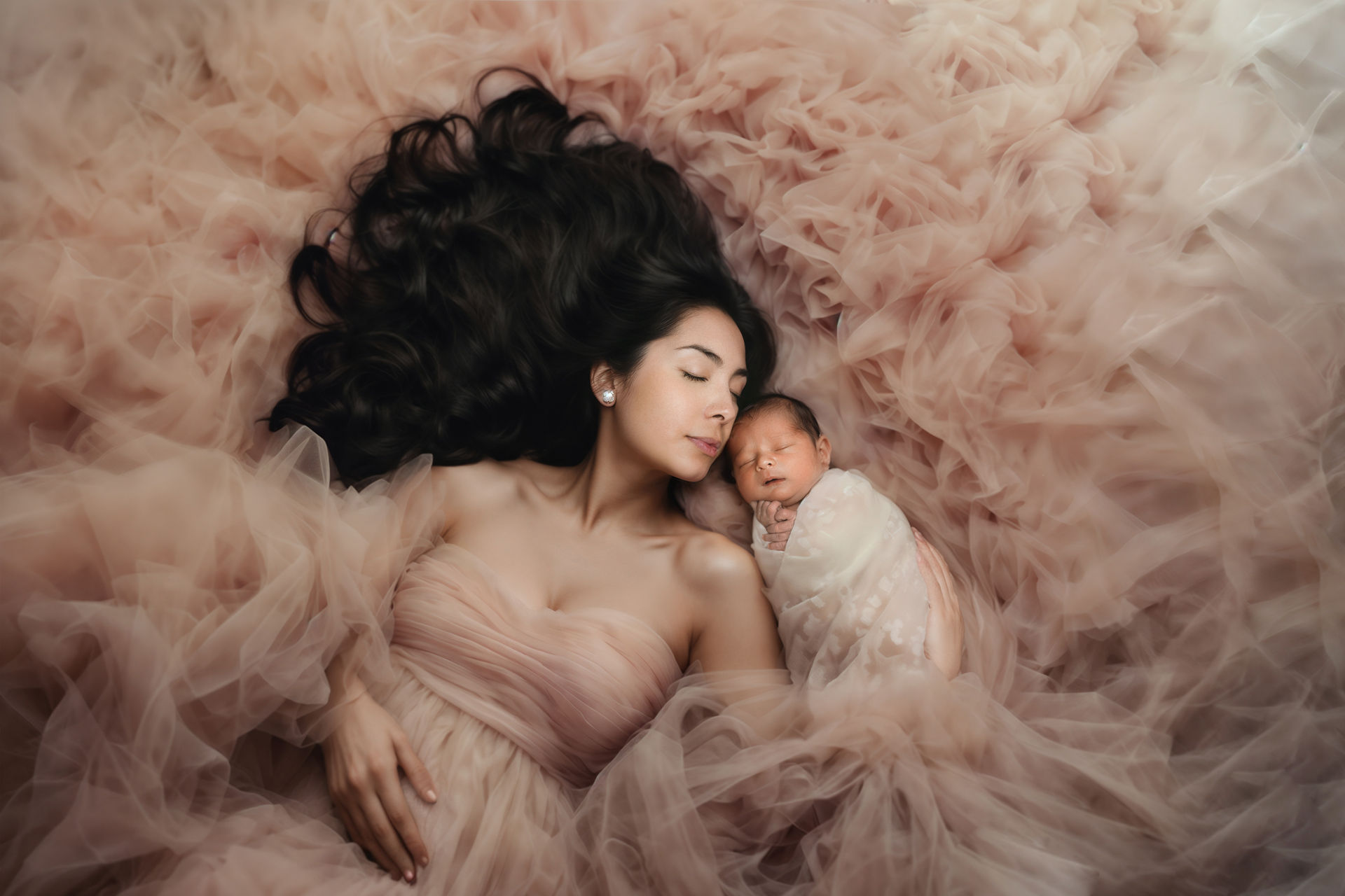Mutter und Baby auf einem Bett aus rosafarbenen Stoffen