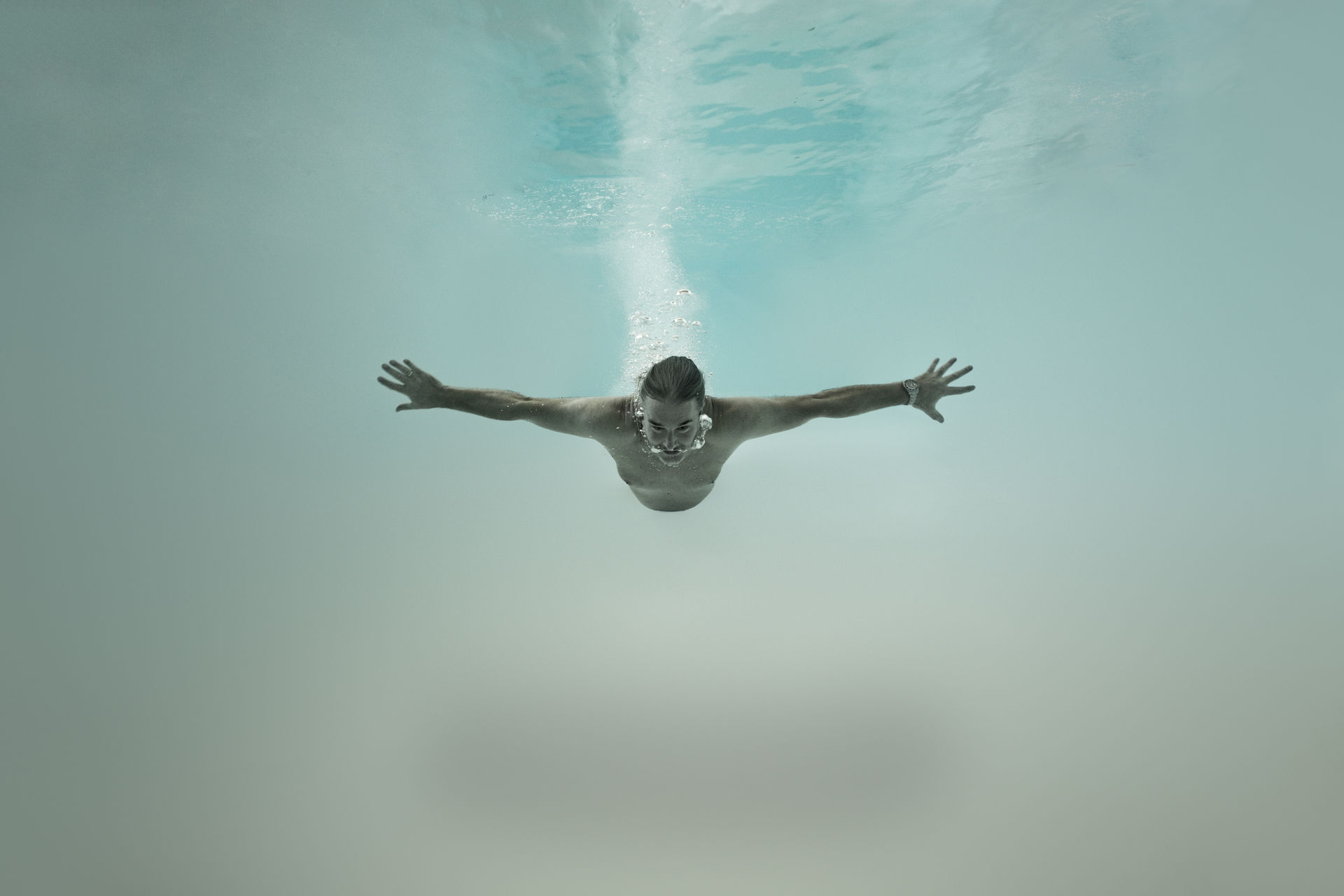 Schwimmer frontal unter der Wasseroberfläche