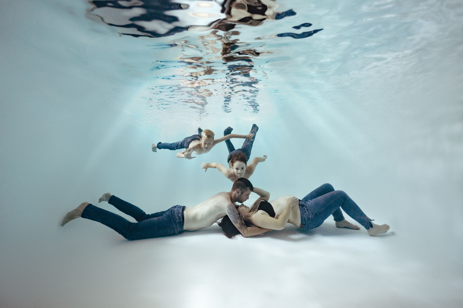 Kreatives Gruppenportrait unter Wasser