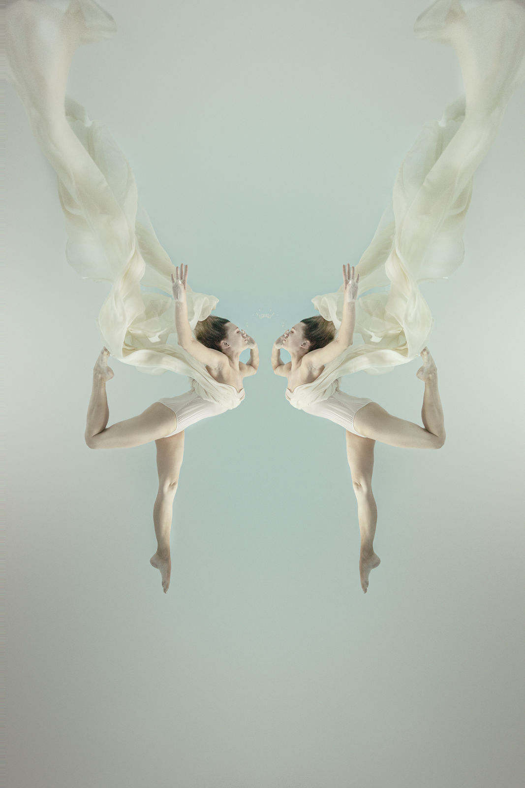 Symmetrisches Unterwasserportrait mit weißem Stoff