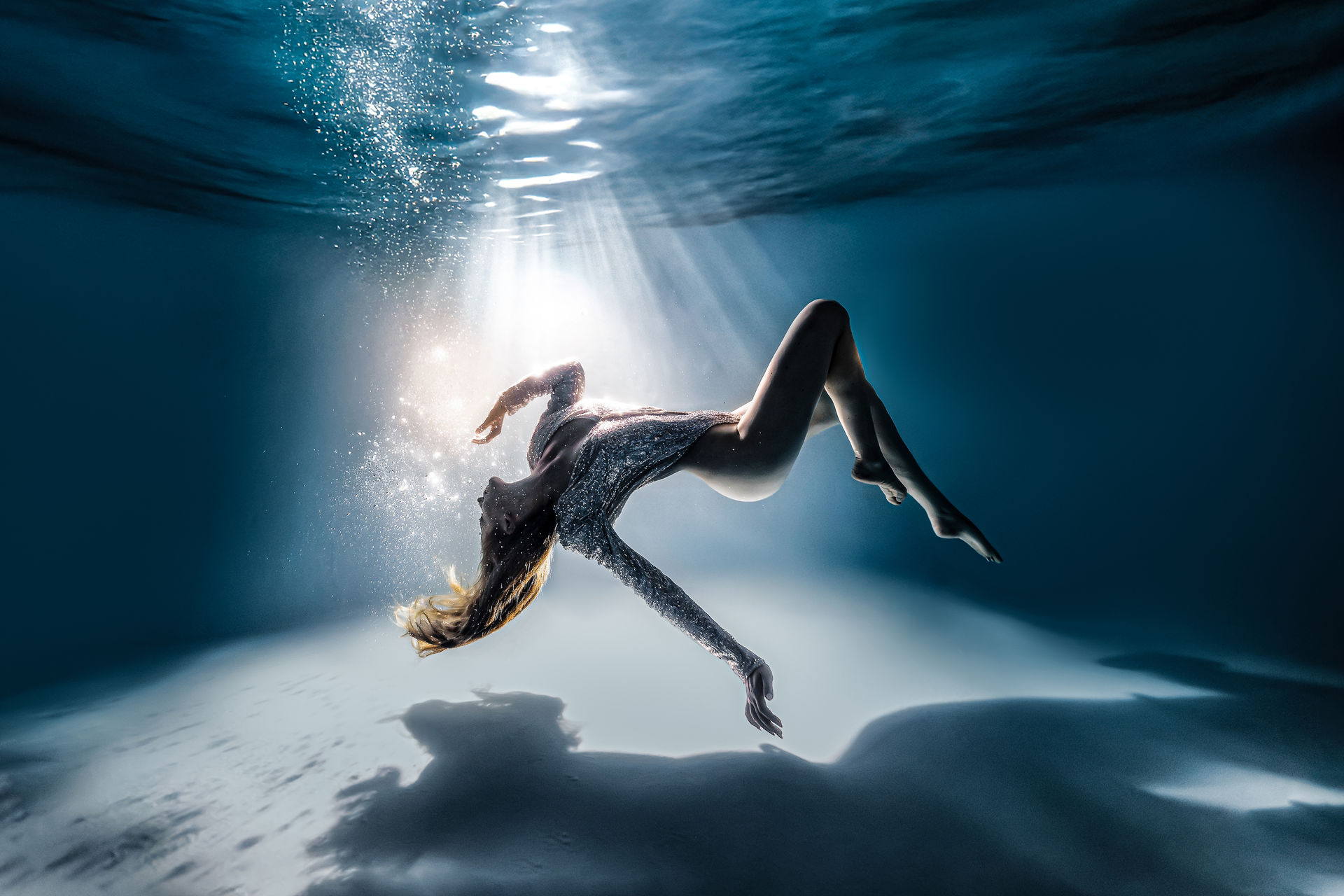 Dramatisches Unterwasserportrait im Lichtkegel