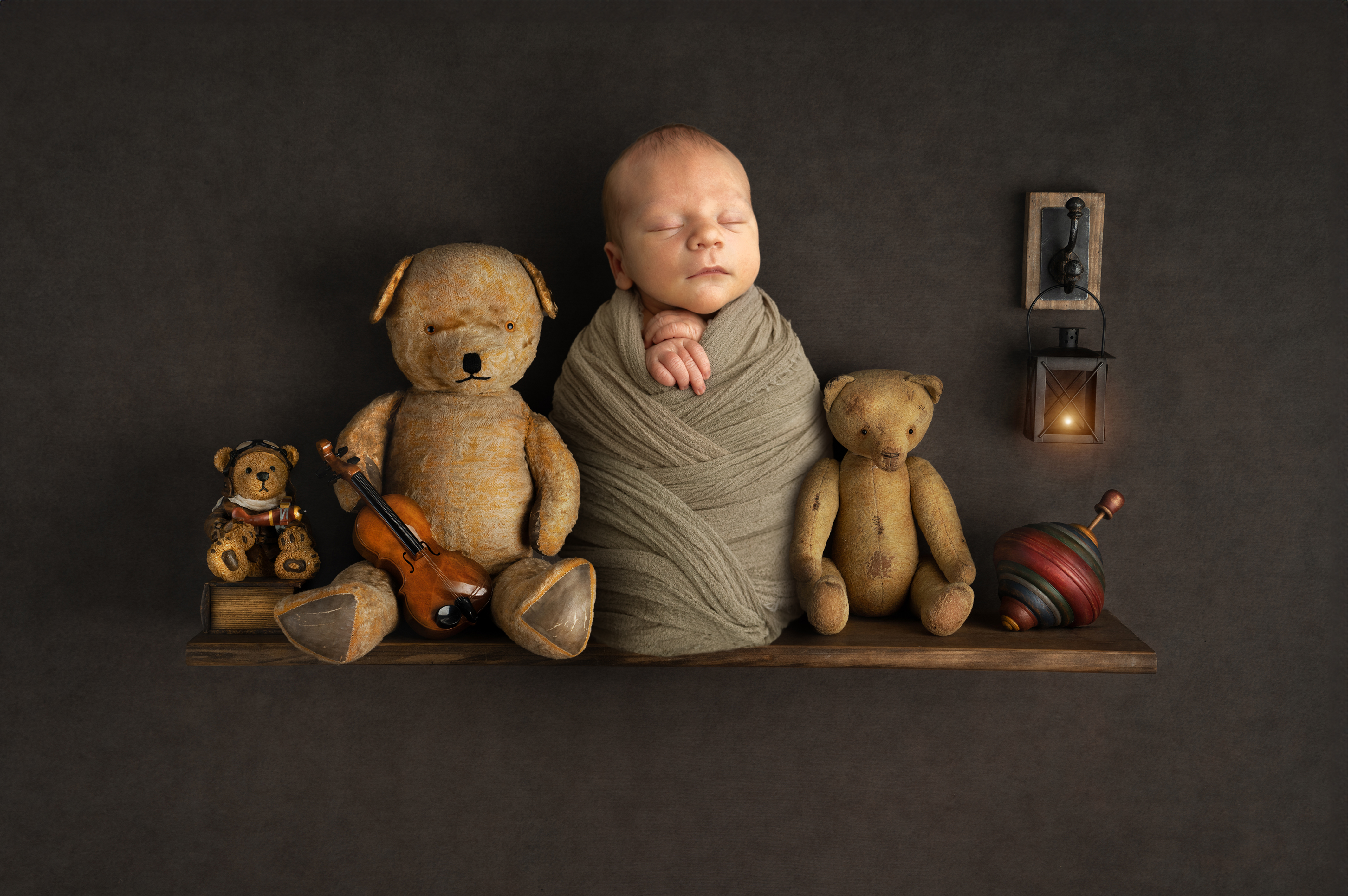 Neugeborenes Baby in sanftem Licht